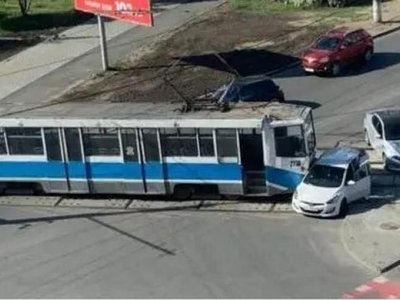 У Дніпрі трамвай протаранив Hyundai: рух 18 та 19 маршрутів затримується (ФОТО)