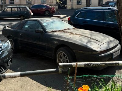 Зірка 80-х: в Україні виявили занедбаним культовий спорткар Toyota (ФОТО)