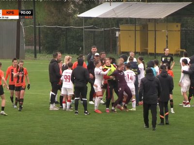 Матч жіночого чемпіонату з футболу закінчився епічною масовою бійкою: фото, відео