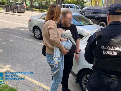 Намагалася продати 2-річного сина за мільйон гривень: у Дніпрі затримали 19-річну зловмисницю
