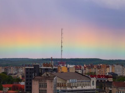 Схожа на полярне сяйво: у небі над Франківськом з’явилася неймовірна веселка (ФОТО)