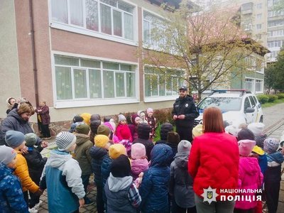 Надвірнянські ювенальні поліцейські поспілкувалися з дошкільнятами на тему безпеки