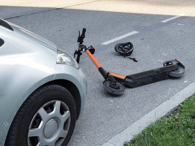 Біля Львова інспекторка податкової збила двох 13-річних дівчат на самокаті