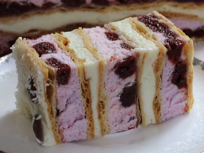 Пляцок “Вишнева хмаринка” – розкішна випічка з листковим тістом, вишнею та ніжним кремом (рецепт від української господині)
