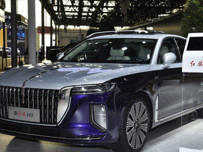 Класичний автомат, повний привід та V6: новий седан Hongqi H9