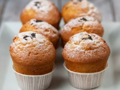 Сирні кекси з родзинками: рецепт простий і не займе багато часу, а результат порадує