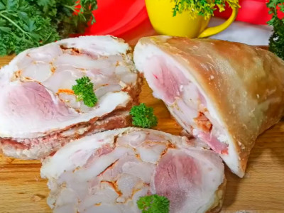 Замість покупної ковбаси часто готую свинячу рульку з куркою за старим сільським рецептом: недорого і виходить смачно по-домашньому