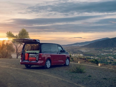 Volkswagen запропонував для Multivan спальне місце та меблі