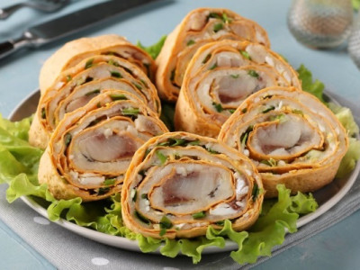 Смачні та ситні рулетики з лаваша з оселедцем