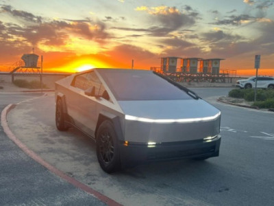 Чому власники пікапів Tesla Cybertruck активно продають свої електромобілі
