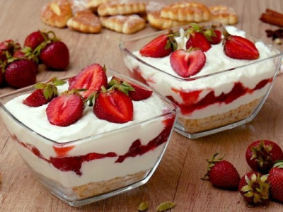 Освіжаючий сирний десерт з полуницею (без випічки) – це дуже смачно, зберігайте рецепт цього легкого та красивого літнього десерту