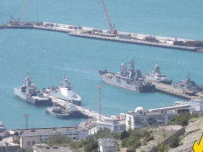 Готуються до нових атак?: росіяни посилюють оборону військово-морської бази в Новоросійську – фото