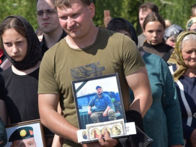 Весільний каравай загиблого воїна розламали на кладовищі