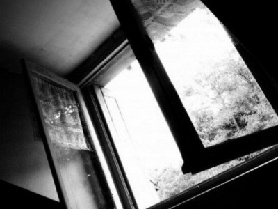 17-річна дівчина випала з вікна 9-го поверху – ЗМІ