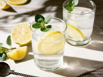 Лікар розповіла, що ніякі напої не можуть замінити воду повністю