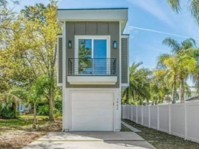 ФОТО. Чоловік побудував крихітний будинок, щоб насолити сусідам-мільйонерам