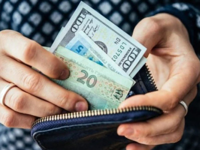 Українці ховають долари: що відбувається з курсом валют