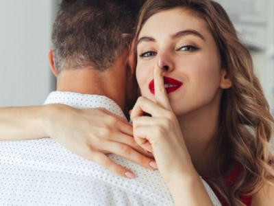 Чоловік під контролем поліції займався інтимом за гроші