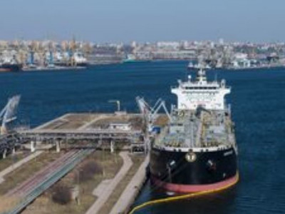 Російські танкери під санкціями простоюють порожніми, – Bloomberg
