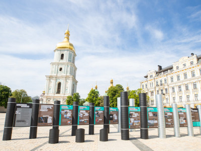 Звільнення військовополонених і пам’ять про героїчну оборону міста Марії: на Софійській площі відкрилася виставка «Маріуполь: 86 днів оборони» (+фото)