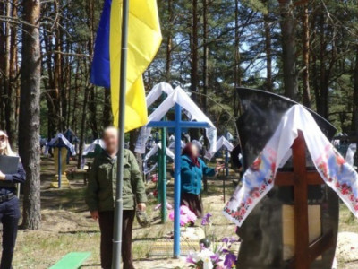 Жінка зірвала прапор із могили загиблого воїна: поліція швидко зреагувала