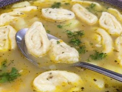 Як приготувати смачний курячий суп з вершками та часниковими галушками