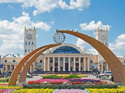 Харків зазнав ворожих ударів: пошкоджено частково зруйнований ліцей, багатоповерхівку, кілька авто