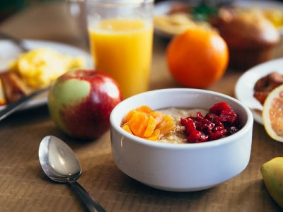Банани, сир, молоко: які продукти не варто їсти на голодний шлунок