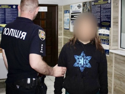 Поліція затримала жінку, що підтерлася прапорцями з меморіалу в центрі Одеси