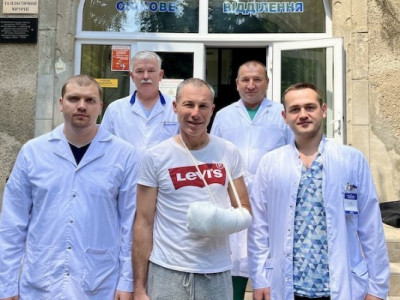 Відрізало руку на виробництві: лікарі зробили неймовірну операцію