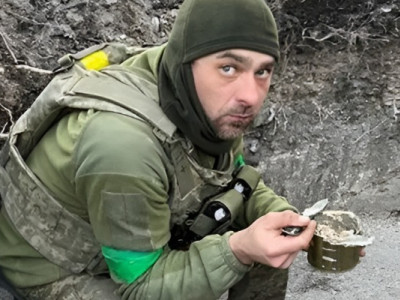 27-річному десантнику Василеві відірвало ногу, але він зміг врятувати товариша