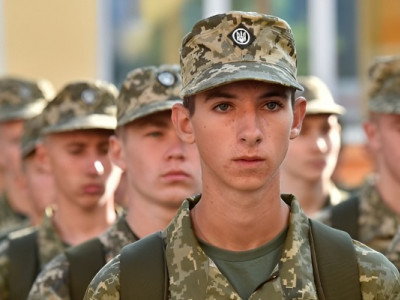 17-річним хлопцям вручатимуть повістки в Україні: у ТЦК назвали причини
