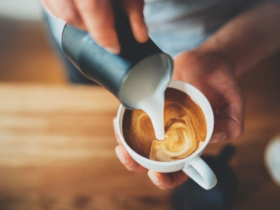 Вихор у ранковій чашці кави: як взаємодіють молочні білки та кофеїн