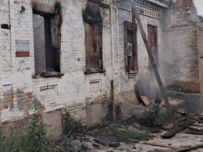 Від самого ранку ворог обстрілює Нікополь: виникла пожежа, понівечено будинки