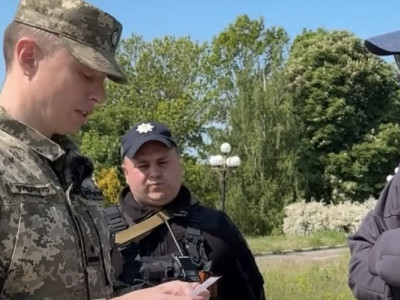 Залишають без зв’язку з рідними: чи має право ТЦК забирати телефон — відповідь юристів
