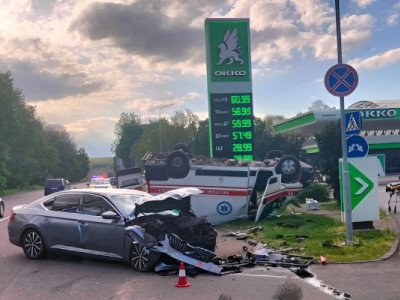 Серйозна ДТП на Прикарпатті: легковий автомобіль зіштовхнувся зі швидкою