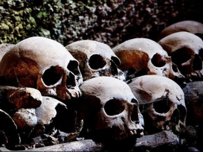 Хрести, домовини та черепи: у руслі Дністра на поверхні опинився затоплений цвинтар