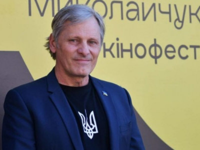 У футболці з тризубом і значком прапора України. Зірка Володаря перснів здивував своєю появою