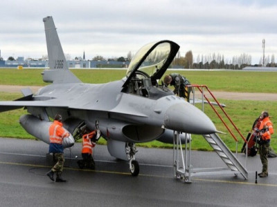 США навмисно затягують навчання українських пілотів на F-16, - The Times