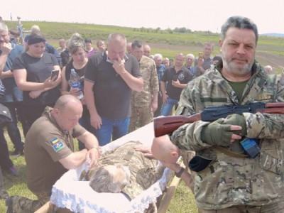 Справжній герой: Україна прощається з відомими волонером та військовим