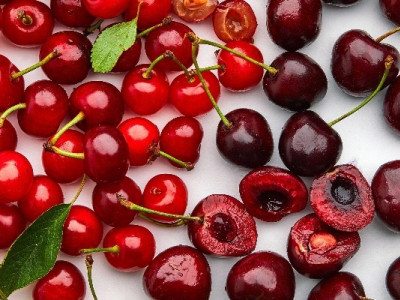 Черешня чи вишня: кому не можна їсти і чим корисні ці ягоди