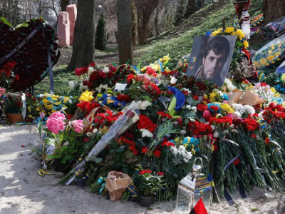 У Києві розгромили могили воїнів Да Вінчі, Джуса, Петриченка (ВІДЕО)