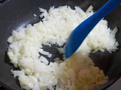 Коли вдома майже немає продуктів, дуже рятує цей дешевий рецепт з цибулі та батона!
