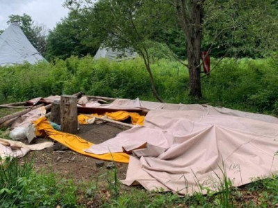 Правоохоронці розгромили намет біженки-художниці