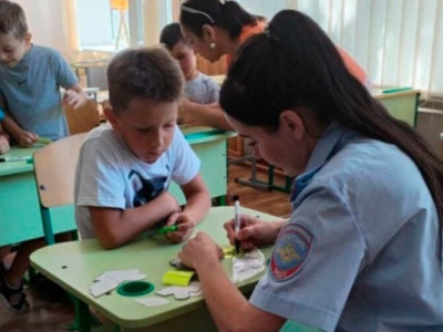Чому російські поліцаї постійно ходять до дітей в окупованому Генічеську