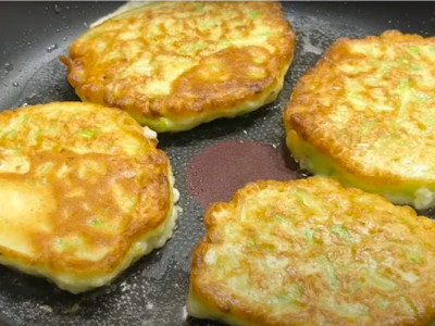 Просто змішую кабачки з кефіром! Дуже смачні кабачкові оладки на сніданок за 5 хвилин