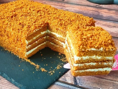 Швидкий медовик без розкатки коржів: ділюся смачним рецептом