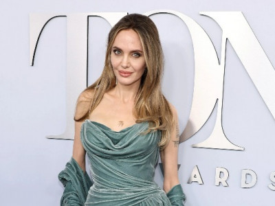 Tony Awards-2024: Анджеліна Джолі з донькою шокували своїм вбранням