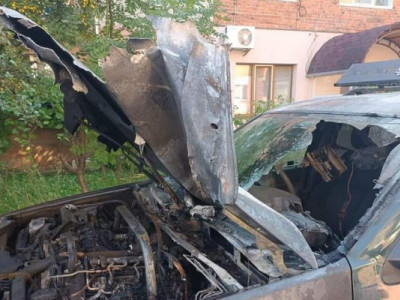 У Долині спалили автомобіль, який виконує бойові завдання на фронті: що відомо (ФОТО)