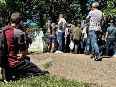 Чоловіки штурмують ЦНАПи та ТЦК: шокуючі кадри